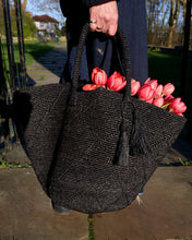 Load image into Gallery viewer, Raffia Basket with tassel - Black
